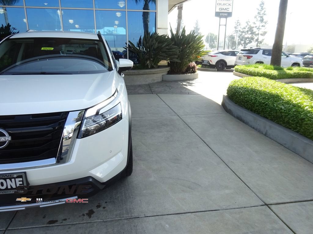 2024 Nissan Pathfinder SL